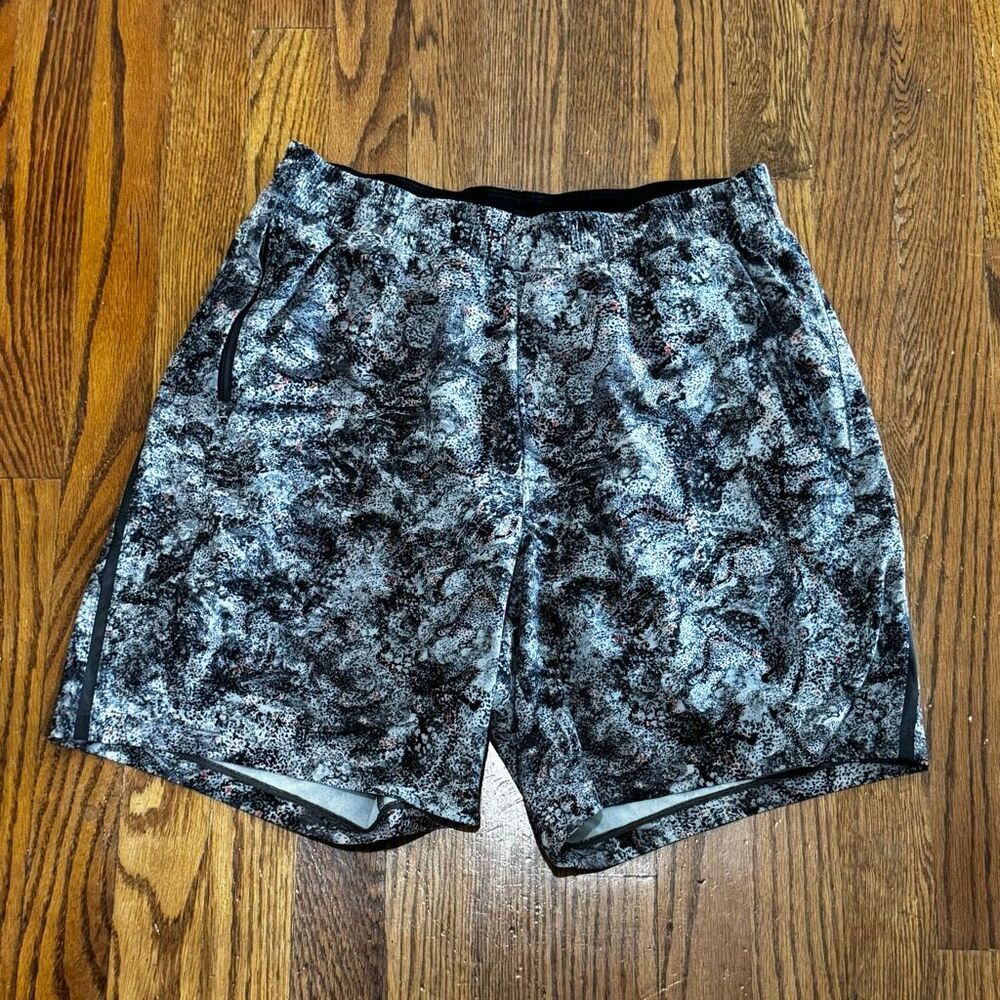 Lululemon Pace Breaker Lined Shorts. Medium. Gray abstract.